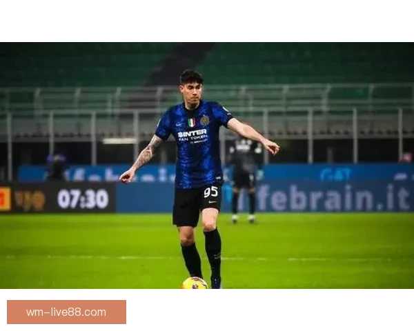 国米球迷齐聚为巴斯托尼加油昂首挺胸声援永不孤单